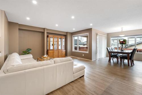 231 Bellflower Road, Winnipeg, MB - Indoor Photo Showing Living Room