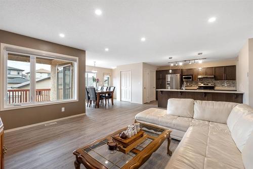 231 Bellflower Road, Winnipeg, MB - Indoor Photo Showing Living Room