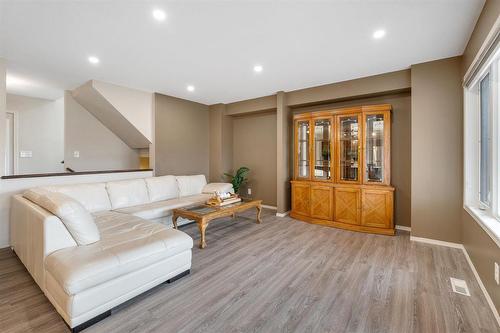 231 Bellflower Road, Winnipeg, MB - Indoor