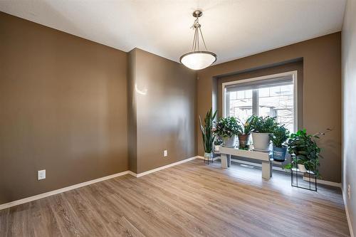 Main floor bonus room that can be used as office or bedroom - 231 Bellflower Road, Winnipeg, MB - Indoor Photo Showing Other Room