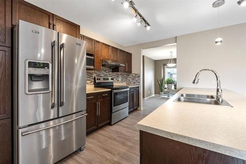 231 Bellflower Road, Winnipeg, MB - Indoor Photo Showing Kitchen With Double Sink