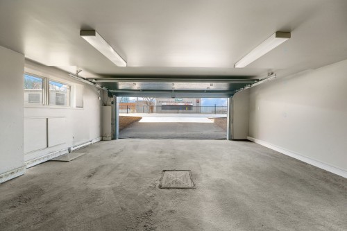 Garage - 995 Rue Tait, Montréal (Saint-Laurent), QC - Indoor Photo Showing Garage