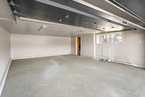 Garage - 995 Rue Tait, Montréal (Saint-Laurent), QC - Indoor Photo Showing Garage