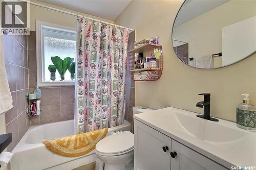 617 Mullin Avenue E, Regina, SK - Indoor Photo Showing Bathroom