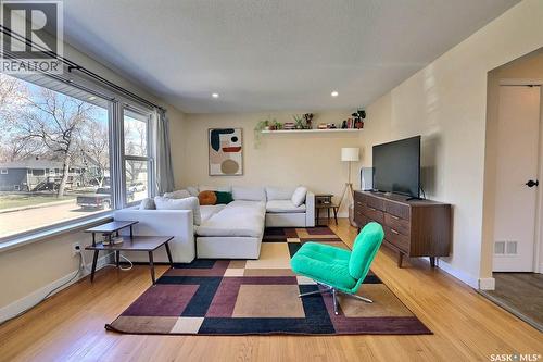617 Mullin Avenue E, Regina, SK - Indoor Photo Showing Living Room