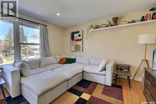 617 Mullin Avenue E, Regina, SK - Indoor Photo Showing Living Room