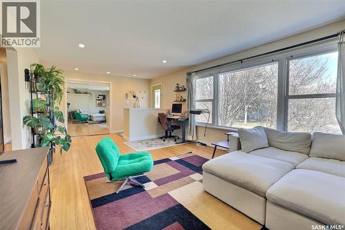 617 Mullin Avenue E, Regina, SK - Indoor Photo Showing Living Room