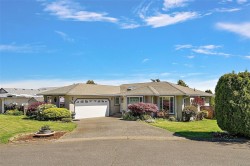 2455 Costa Vista Pl Central Saanich, BC V8Z 6Y5