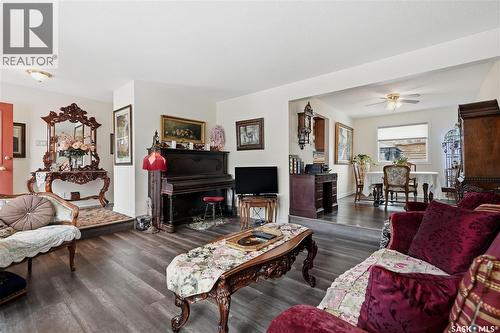 110 Mccarthy Boulevard N, Regina, SK - Indoor Photo Showing Living Room