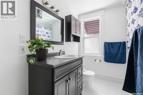 236 I Avenue N, Saskatoon, SK - Indoor Photo Showing Bathroom
