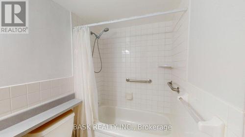907 - 12 Laurelcrest Street, Brampton, ON - Indoor Photo Showing Bathroom