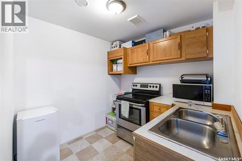 515 Coad Crescent, Saskatoon, SK - Indoor Photo Showing Kitchen With Double Sink