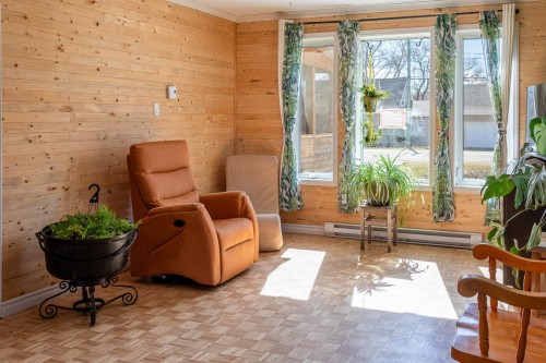 Salon - 353 Rue Notre-Dame, Champlain, QC - Indoor