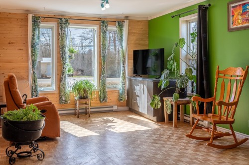 Salon - 353 Rue Notre-Dame, Champlain, QC - Indoor