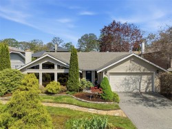 4003 Hopesmore Dr Saanich, BC V8N 6A3