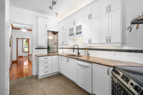 Cuisine - 2021 Rue De Bullion, Montréal (Ville-Marie), QC - Indoor Photo Showing Kitchen With Double Sink