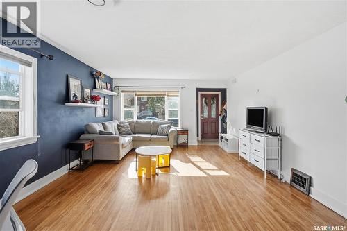 2425 Atkinson Street, Regina, SK - Indoor Photo Showing Living Room