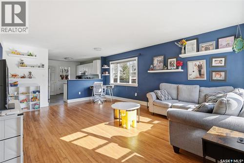 2425 Atkinson Street, Regina, SK - Indoor Photo Showing Living Room