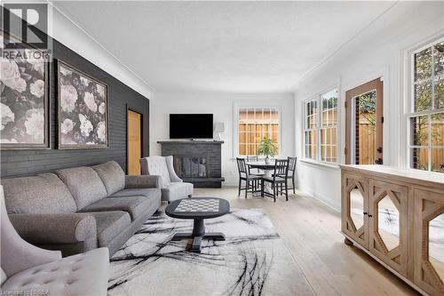 17 Braemar Place, Hamilton, ON - Indoor Photo Showing Living Room With Fireplace