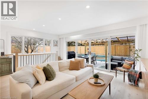 17 Braemar Place, Hamilton, ON - Indoor Photo Showing Living Room