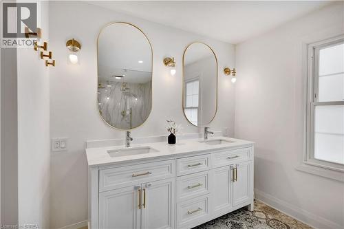 17 Braemar Place, Hamilton, ON - Indoor Photo Showing Bathroom