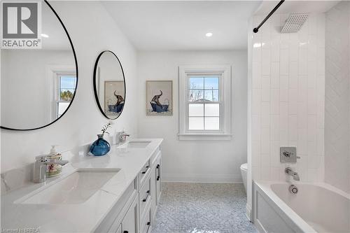 17 Braemar Place, Hamilton, ON - Indoor Photo Showing Bathroom