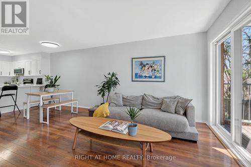 43 Crispin Private, Ottawa, ON - Indoor Photo Showing Living Room