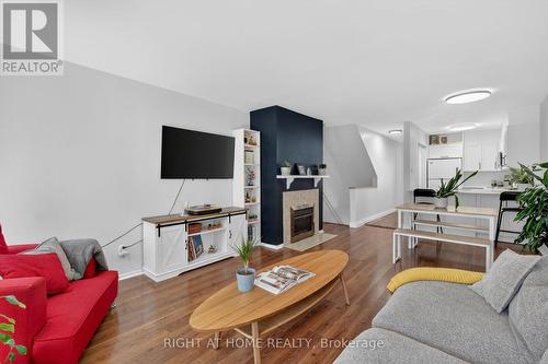 43 Crispin Private, Ottawa, ON - Indoor Photo Showing Living Room