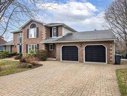16 Armoyan Court Bedford, NS B4A 3L5