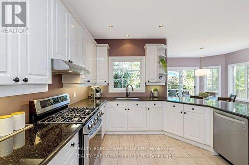 2547 Morrison Avenue, Mississauga, ON - Indoor Photo Showing Kitchen With Upgraded Kitchen