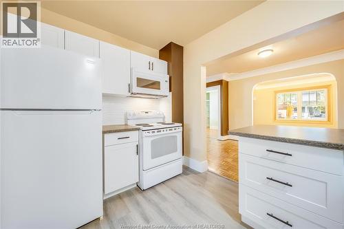 1046 Elsmere, Windsor, ON - Indoor Photo Showing Kitchen