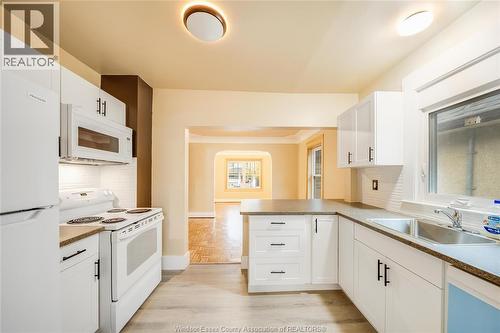 1046 Elsmere, Windsor, ON - Indoor Photo Showing Kitchen