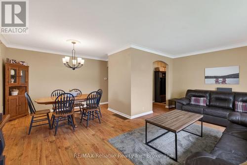 131 Cayley Street, Goderich (Goderich (Town)), ON - Indoor Photo Showing Living Room