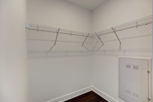 Penderie (Walk-in) - 219-7227 Boul. Newman, Montréal (Lasalle), QC - Indoor With Storage