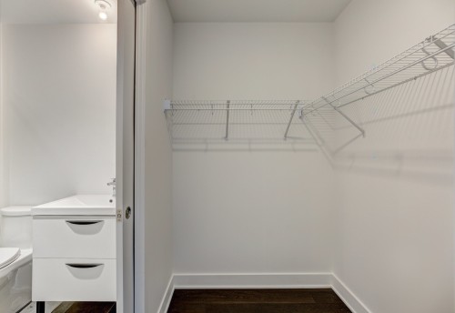 Penderie (Walk-in) - 219-7227 Boul. Newman, Montréal (Lasalle), QC - Indoor With Storage