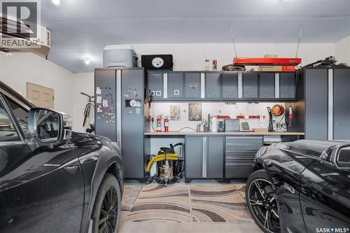 530 Dagnone Crescent, Saskatoon, SK - Indoor Photo Showing Garage