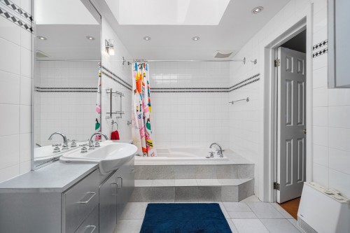 Bathroom - 2021 Rue De Bullion, Montréal (Ville-Marie), QC - Indoor Photo Showing Other Room