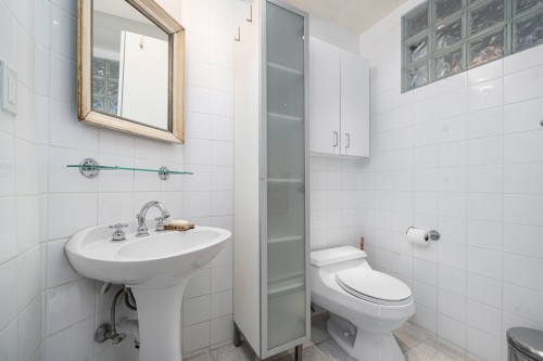 Powder room - 2021 Rue De Bullion, Montréal (Ville-Marie), QC - Indoor Photo Showing Bathroom