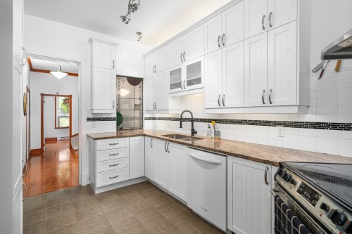 Kitchen - 2021 Rue De Bullion, Montréal (Ville-Marie), QC - Indoor Photo Showing Kitchen With Double Sink