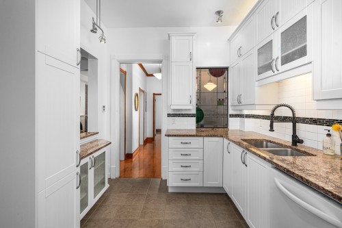 Kitchen - 2021 Rue De Bullion, Montréal (Ville-Marie), QC - Indoor Photo Showing Kitchen With Double Sink With Upgraded Kitchen