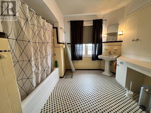 4PC Bath - 84 Riverdale Avenue, Ottawa, ON - Indoor Photo Showing Other Room