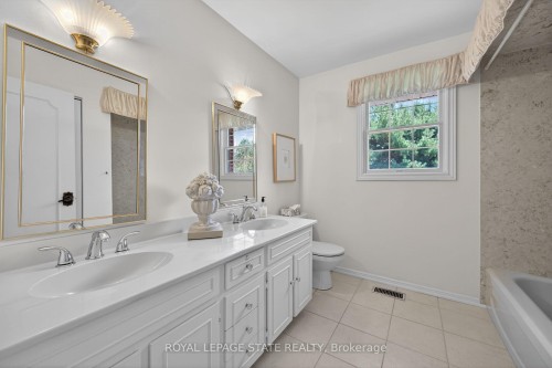 126 Forest Hill Crescent, Hamilton, ON - Indoor Photo Showing Bathroom