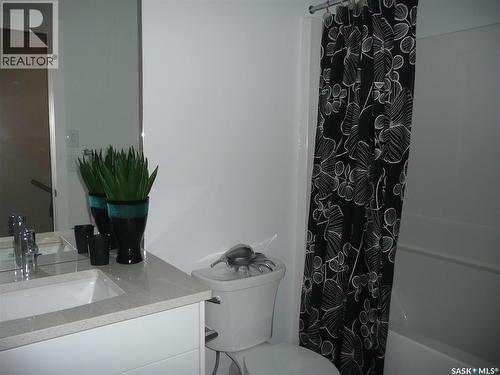 535 Traeger Manor, Saskatoon, SK - Indoor Photo Showing Bathroom