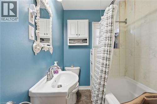 3 piece - 224 Balsam Avenue S, Hamilton, ON - Indoor Photo Showing Bathroom