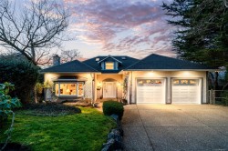 578 Island Rd Oak Bay, BC V8S 2T6