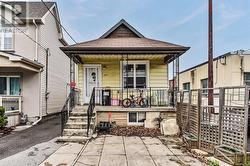 840 SAMMON AVENUE Toronto, ON M4C 2E8