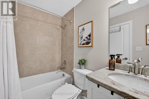 801 - 330 Ridout Street N, London East (East K), ON - Indoor Photo Showing Bathroom