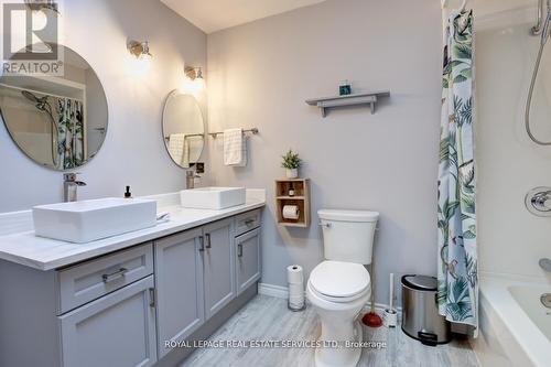 23 Annapolis Way, Hamilton, ON - Indoor Photo Showing Bathroom