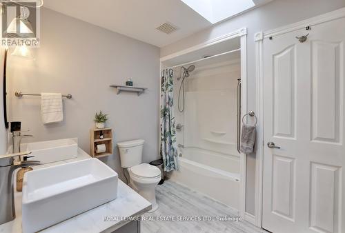 23 Annapolis Way, Hamilton, ON - Indoor Photo Showing Bathroom