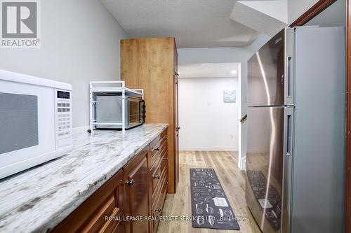 23 Annapolis Way, Hamilton, ON - Indoor Photo Showing Kitchen